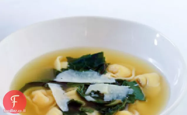 Tortellini במרק עם Chard שוויצרי פקורינו