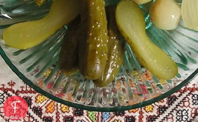 מלפפון חמוץ שמיר ליד הצנצנת