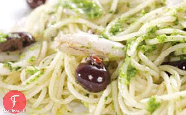 Spaghettini עם ברוקולי Rabe פסטו, קלמרי וזיתים ליגוריאנים