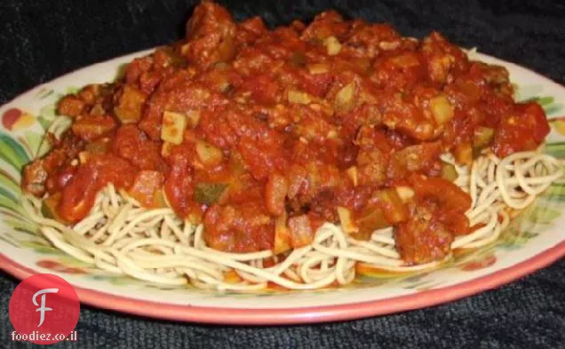 בק מתובל ברוטב ספגטי.