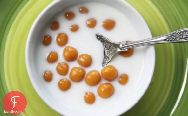 כדורי אורז דביקים דלעת בקרם קוקוס ממותק (Bua Loi Fak Thong)