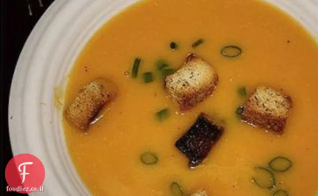 מרק סקווש חורף עם קרוטונים Gruyère