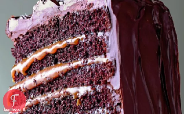 עוגת שוקולד מומלחת-קרמל עם שש שכבות