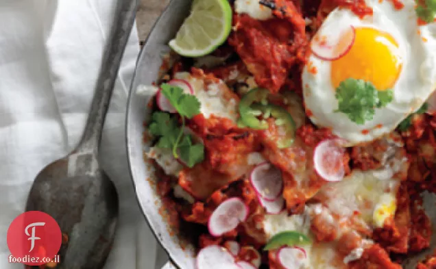 Chilaquiles עם ביצים מטוגנות