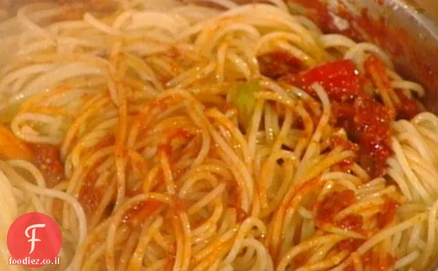 ספגטי עם חור וארטישוק: Bucatini al Ragu con Carciofi
