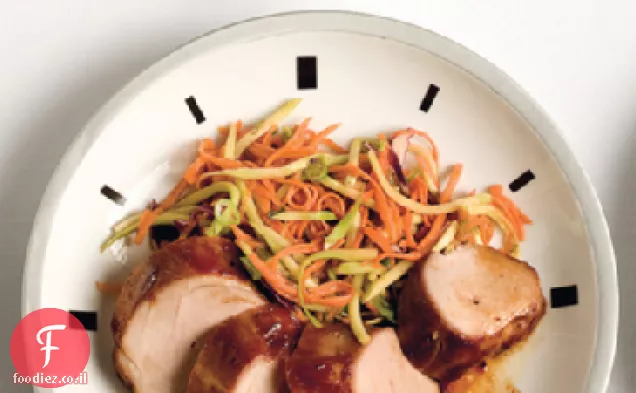 Hoisin בשר חזיר Tenderloin עם סלט גזר אסיאתי