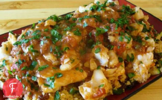 דג טג'ין עם עגבניות, צלפים וקינמון