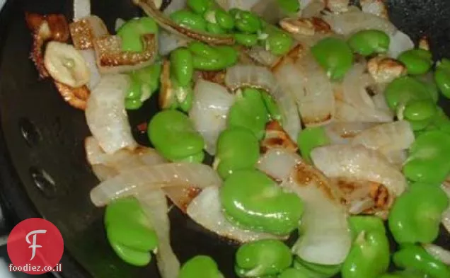 בצל מקורמל ושעועית Fava (שעועית רחבה)
