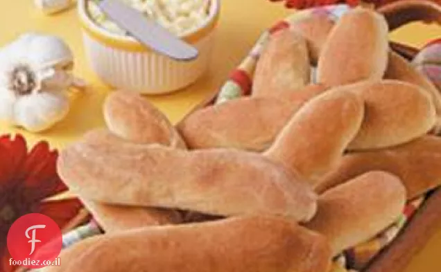 מקלות לחם עם חמאת פרמזן
