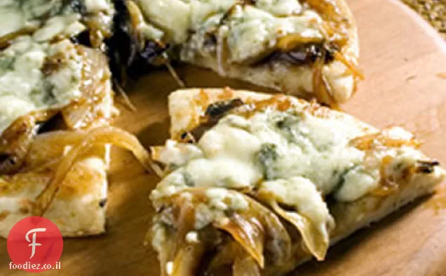 בצל מקורמל ופיצה Gorgonzola