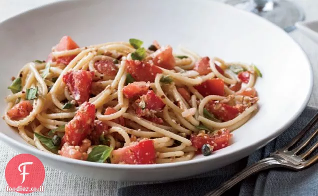 Spaghettini עם עגבניות, אנשובי ושקדים