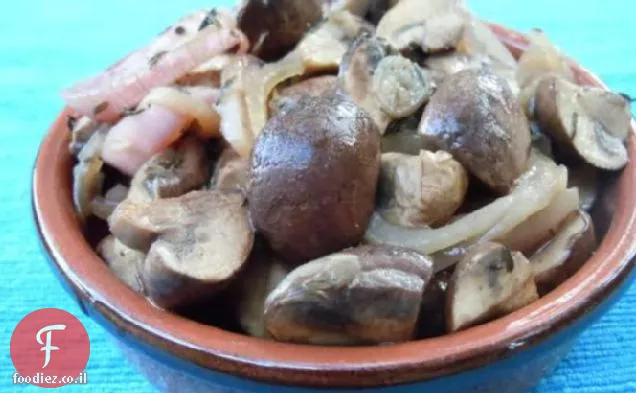 פטריות במרינדה עם שאלוט וקורנית