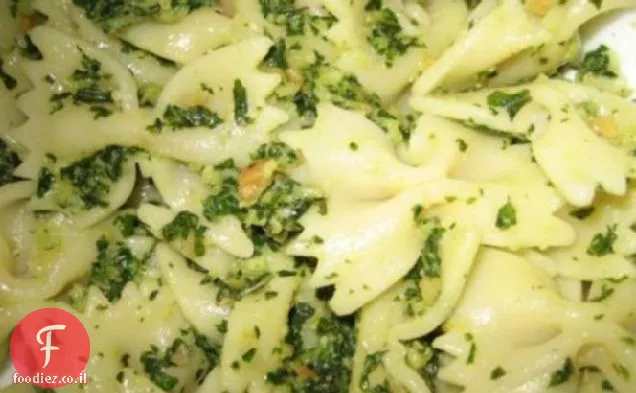 באזיל פסטו Farfalle W / צנוברים קלויים