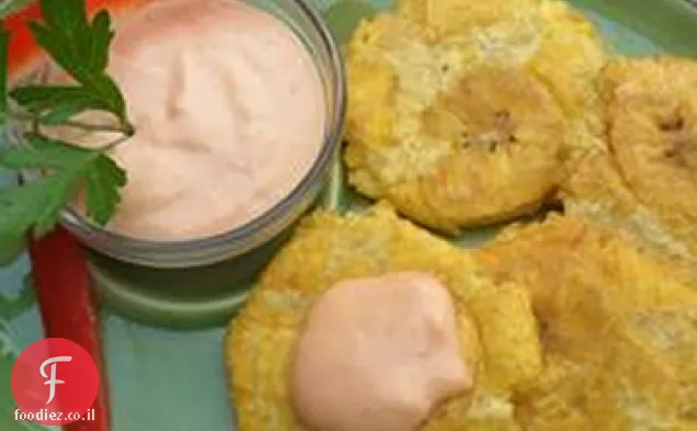 Tostones (פעמיים בננות מטוגנות ירוקות) עם רוטב מיונז-קטשופ טבילה