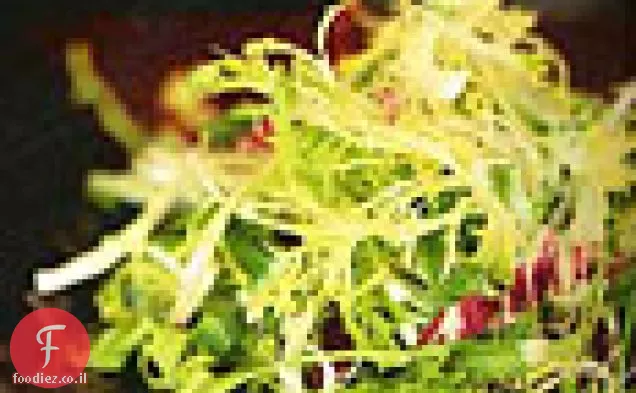 סלט חסה מעורבב עם Gorgonzola-עשבי תיבול