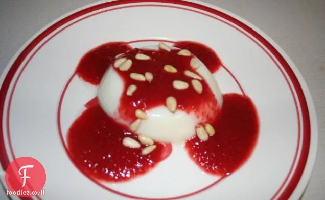 Ww Panna קוטה עם רוטב תות וצנוברים