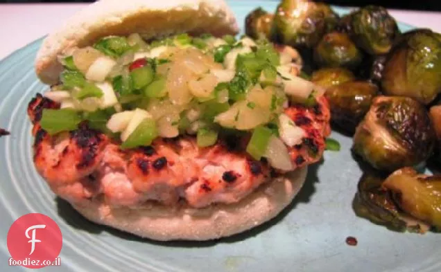 בורגר הודו ג'מייקני עם סלסת פירות טרופיים