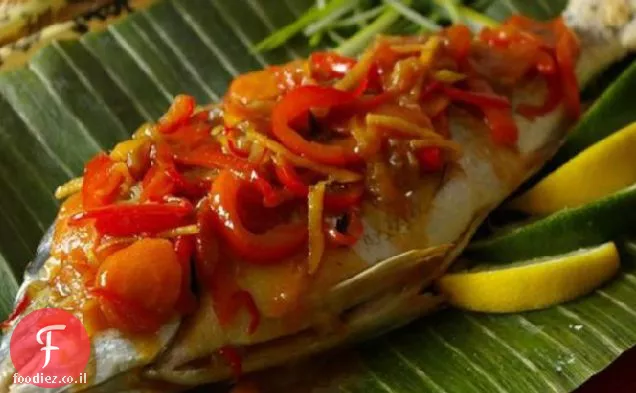 דגים שלמים ראש השנה הסינית עם ירקות מתוקים וחמוצים