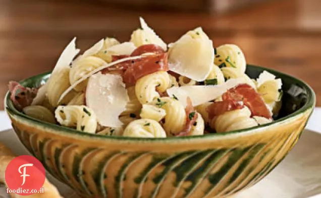 Cavatappi עם פרושוטו ופרמזן