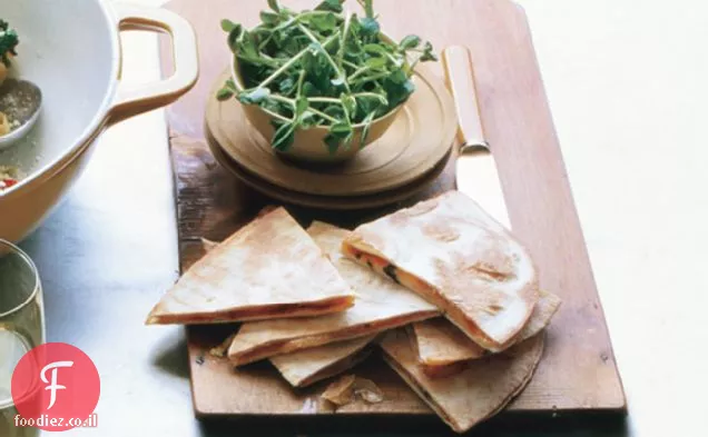 בצל ברביקיו וגודה מעושן Quesadillas עם אפונה לירות מיני סלט