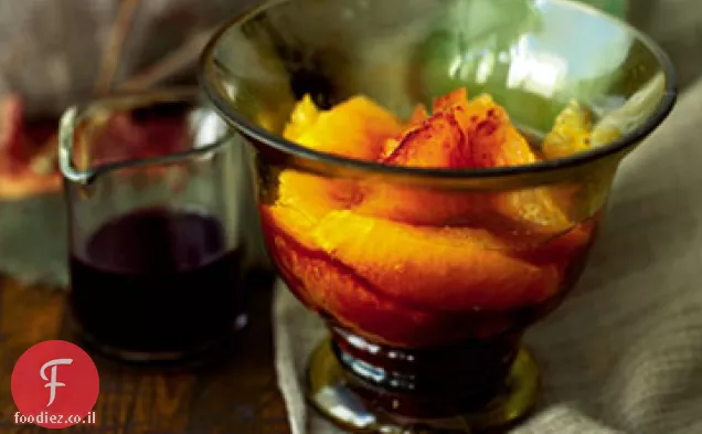תפוזים טריים עם סירופ יין אדום מתובל