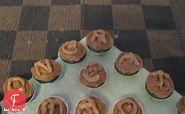 סוכר חום בהיר וקטיפתי וזיגוג שוקולד