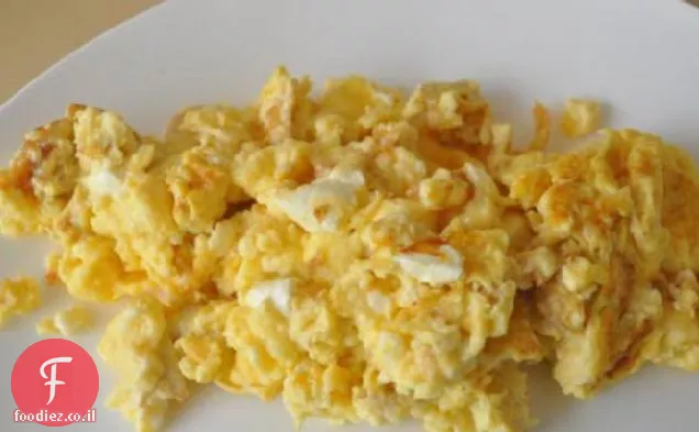 גבינת שמנת ביצים מקושקשות