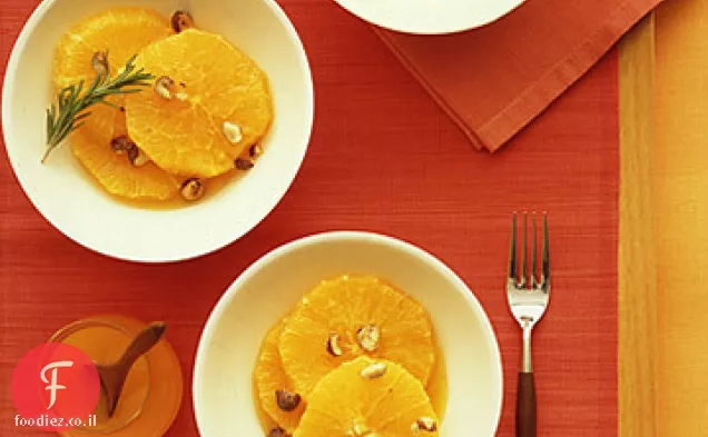 תפוזים חתוכים עם סירופ תפוז-פרח ואגוזי לוז מסוכרים