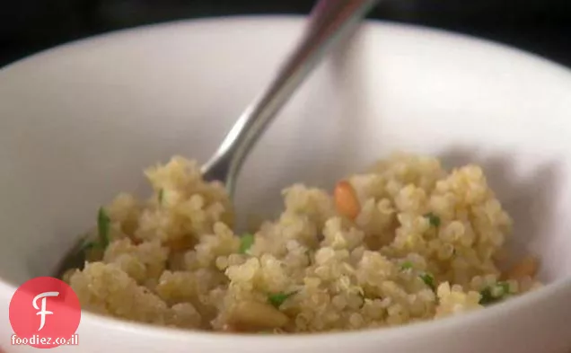 קינואה הפשוטה Pilaf אגוז אורן