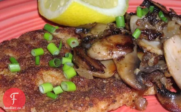 צדפות חזיר בפירורי לחם עם רוטב פטריות