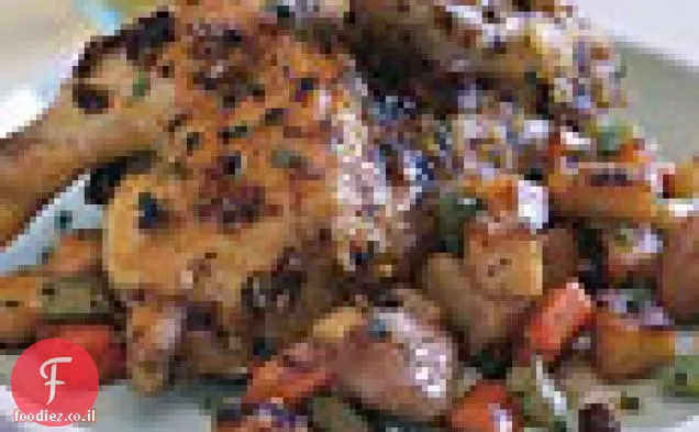 תרנגולות משחק קלוי עם ירקות שורש קרמלized ורוטב דומדמניות מיובש