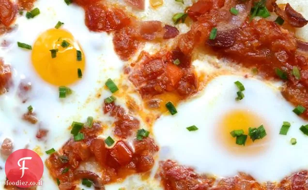 ביצים אפויות על שיבולת שועל עם בייקון ועגבניות