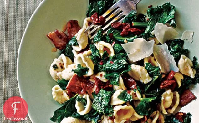 Orecchiette עם כרוב, בייקון, ועגבניות מיובשות