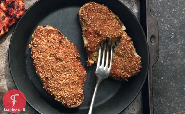 גבינה ממולאים תפוחי אדמה עם יוגורט-Spice Paste וקרום זרעי שומשום