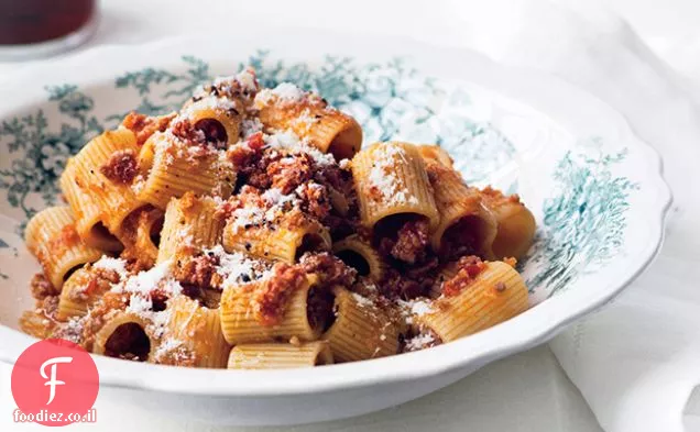 Rigatoni עם קלברי חריף בסגנון חזיר Ragù