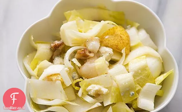 סלט אנדיב עם אגוזי מלך, אגסים, וגורגונזולה