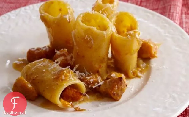 דלעת קרבונרה עם Paccheri מ ' פסטה מודרנית