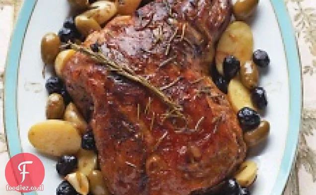 רגל טלה מטוגנת עם תפוחי אדמה וזיתים
