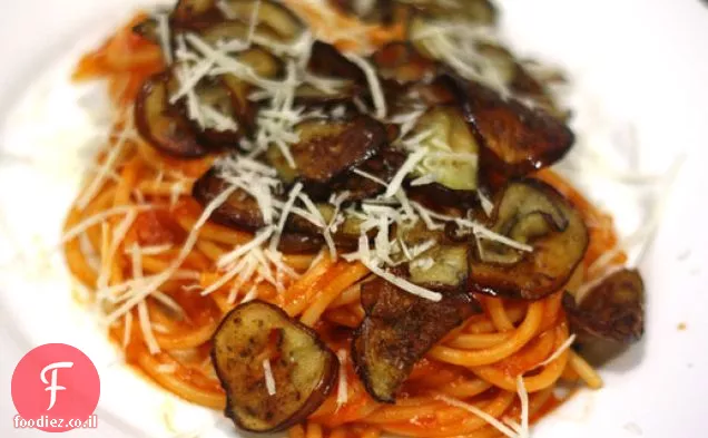 ספגטי ברוטב עגבניות וחציל מטוגן במחבת
