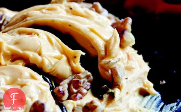 גבינה משובצת מיושנת עם אגוזי מלך וסירופ פורט מ ' השולחן המערבי החדש