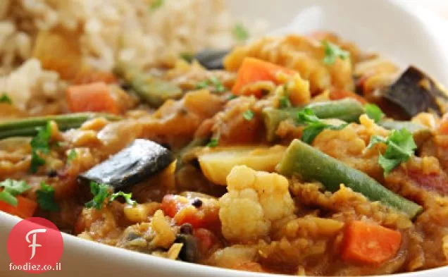 עדשים אדומים Sambar מן האש טבעונית ותבלינים