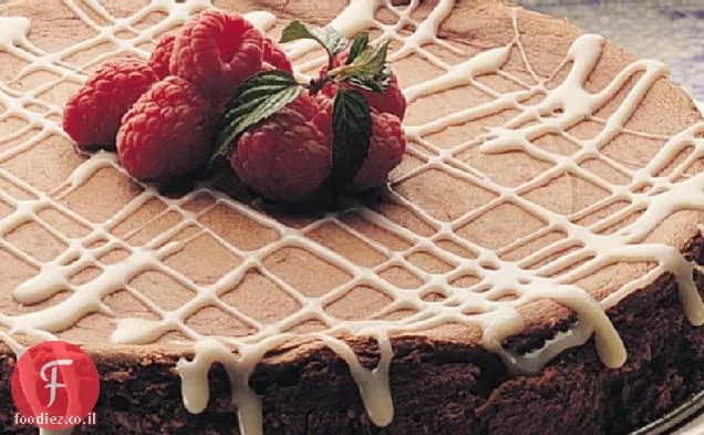 עוגת גבינה עם שוקולד מריר עם רוטב כמהין לבן