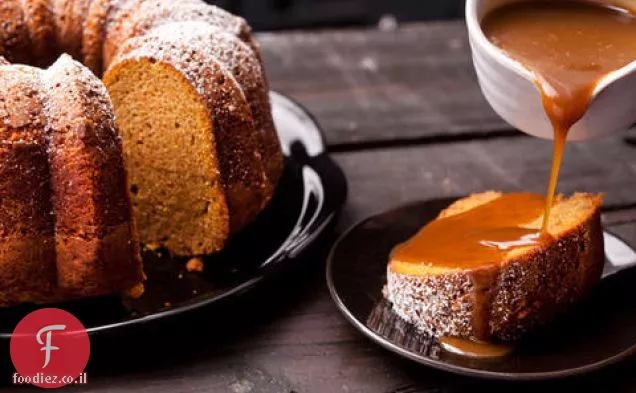 עוגת דלעת ספייס Bundt עם רוטב קרמל מלוח