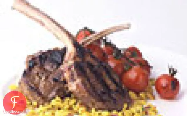 צלעות כבש במרינדה בגריל עם עגבניות שרי בלסמיות