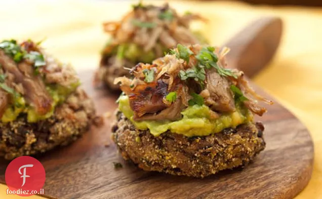מיני שעועית שחורה עוגות עם Carnitas ואבוקדו