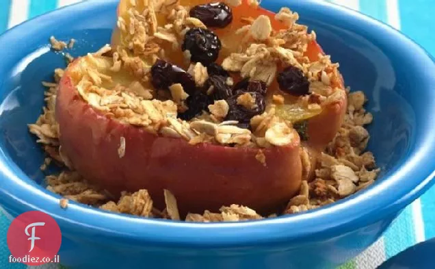 תפוחים אפויים במיקרוגל עם גרנולה לשניים