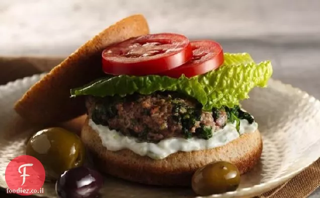 המבורגר פיתה יווני עם תרד, פטה ורוטב צזיקי