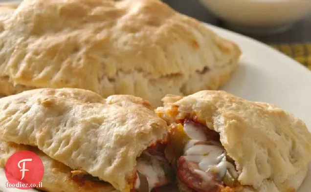 Calzones נקניק עוף לשניים