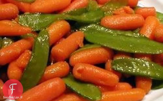 אפונה תרמילים עם בצל