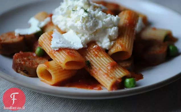 Rigatoni עם נקניק, אפונה ריקוטה טרי